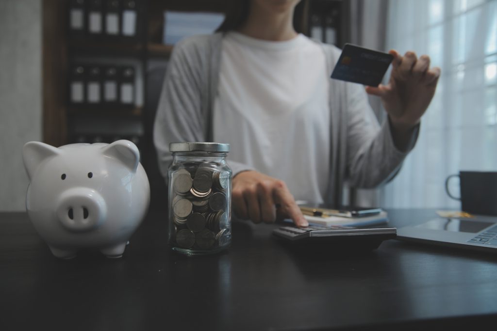 ¿Es posible ahorrar mientras pago un crédito? Consejos para lograrlo